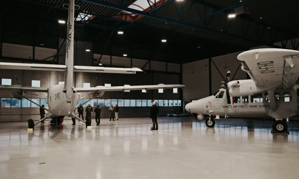 De to Twin Otter-fly i hangar
